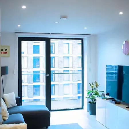 Stunning Cosy With Pool & Spa By Central London
